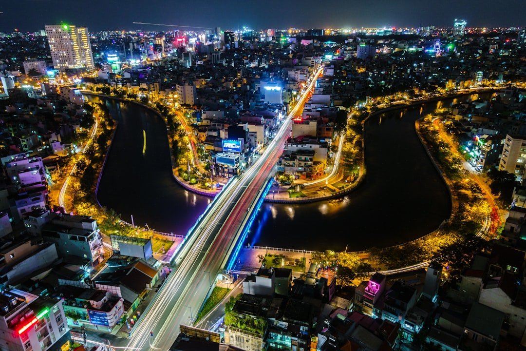 Cầu và sông Sài Gòn nhìn từ trên cao khu vực Thủ Thiêm gần Sun Thủ Thiêm
