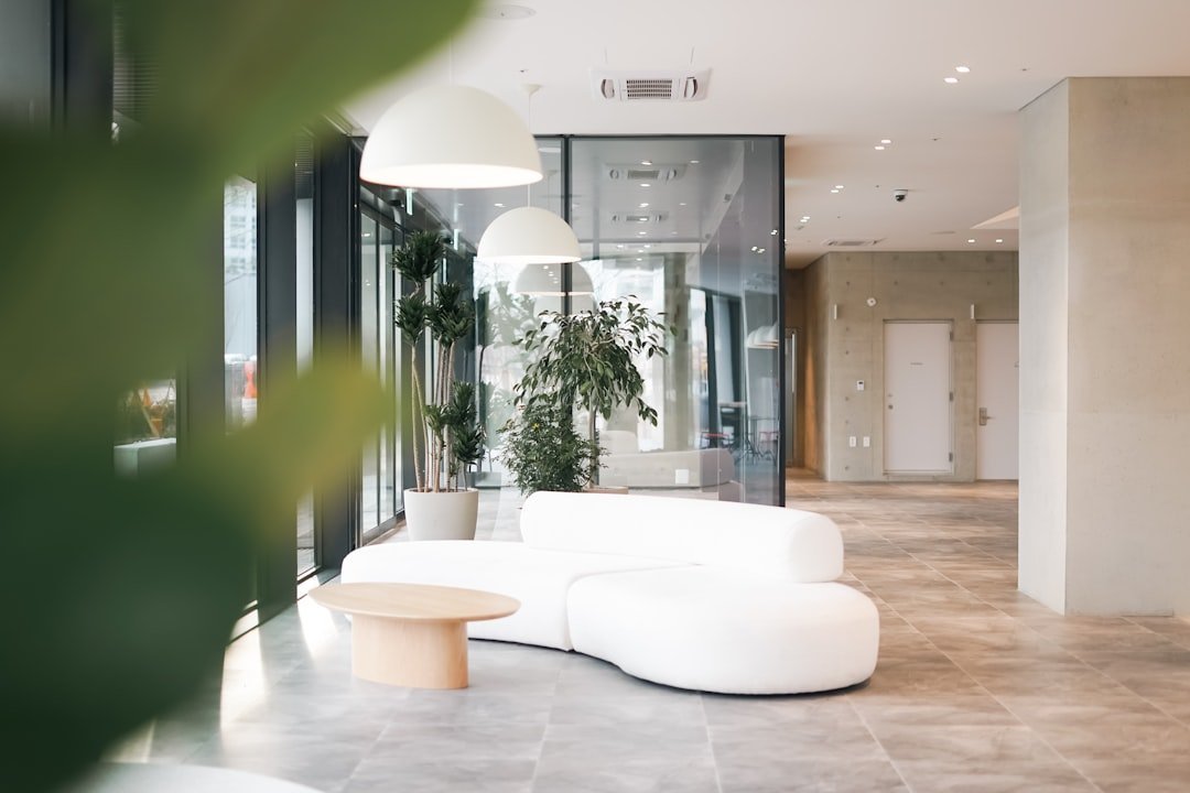 Thuê Văn Phòng Thủ Thiêm: Giá, Thủ Tục Và Lưu Ý 2026 3 Sun Thủ Thiêm — modern corporate office lobby interior glass building