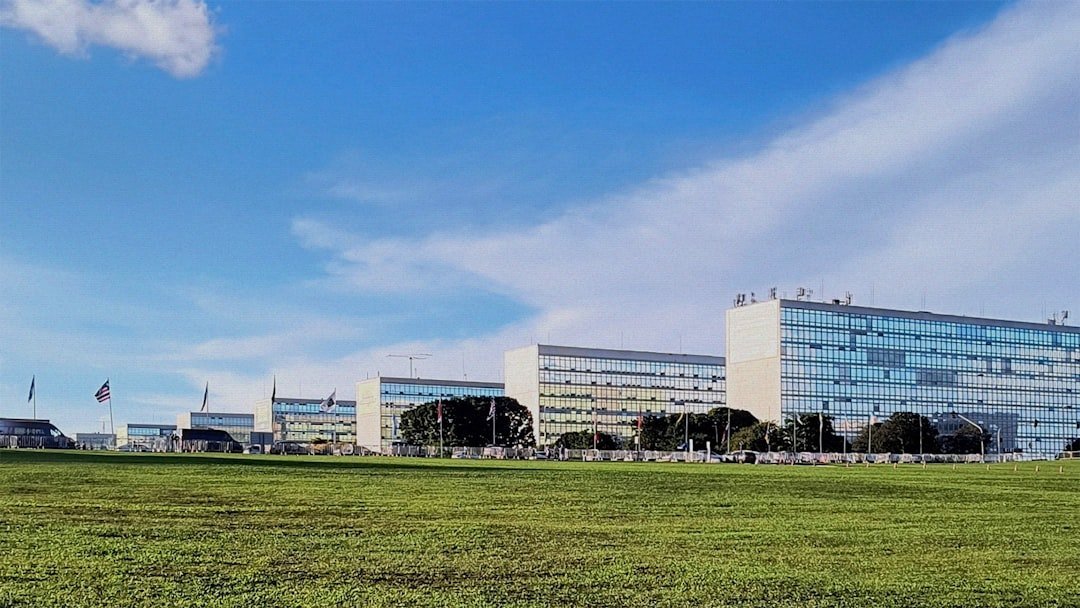 Căn Hộ Sun Thủ Thiêm Hưởng Lợi Hạ Tầng Ra Sao? T8/2026 1 Công trường thi công Trung tâm hành chính TP.HCM tại Khu đô thị mới Thủ Thiêm, khu vực lân cận Sun Thủ Thiêm