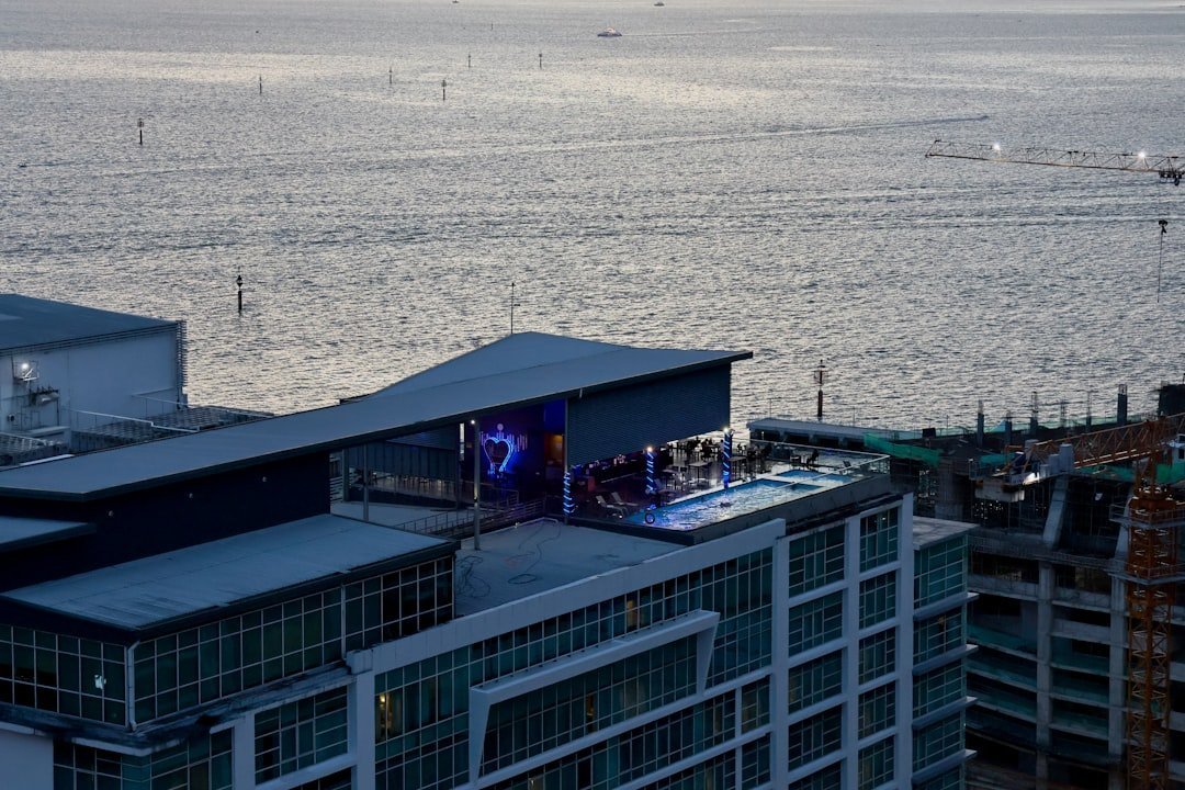 Rooftop bar hồ bơi khách sạn 5 sao trung tâm Thủ Thiêm về đêm