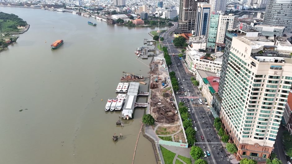 Công trường thi công ven sông Sài Gòn tại Khu đô thị mới Thủ Thiêm