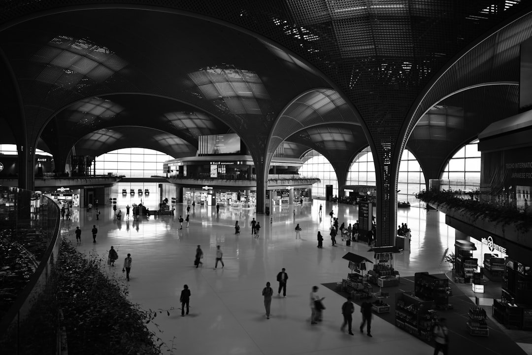 Khách Sạn Thủ Thiêm Sân Bay Long Thành Đón Sóng Ra Sao? 2 Sun Thủ Thiêm — airport terminal international departure hall modern