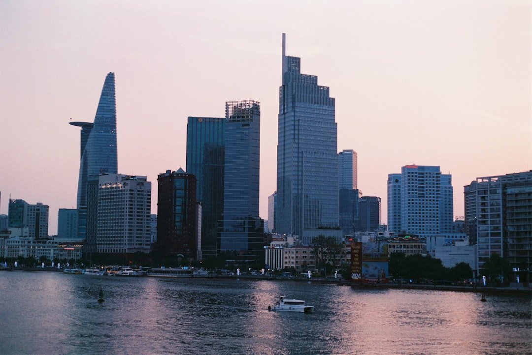 Nguồn Cung Văn Phòng Hạng A Thủ Thiêm 2026 5 Skyline sông Sài Gòn về đêm khu vực Thủ Thiêm