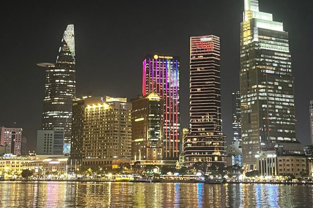 Skyline trung tâm TP.HCM về đêm nhìn từ bờ Thủ Thiêm