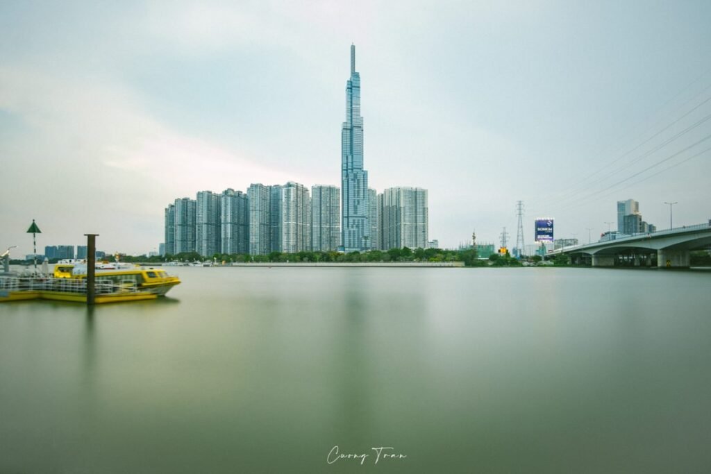 Tàu buýt sông Sài Gòn chạy ngang khu vực Landmark 81